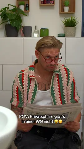 A post by @berlintagundnacht on TikTok caption: Privatsphäre in der WG? 😂 Ist spätestens dann vorbei, wenn du nicht mal auf dem 🚽 Ruhe hast. Was war euer wildester WG-Moment? 😅👇🏻 Berlin - Tag & Nacht, immer Mo.-Fr., ab 19:05 Uhr bei @RTLZWEI #btn #btnmoment #rtlzwei #fyp #whattowatch #3472
