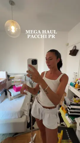 A post by @giorgiaradaellii on TikTok caption: HAUL GIGANTE DI PACCHI PR🥹 *gifted #prpack 