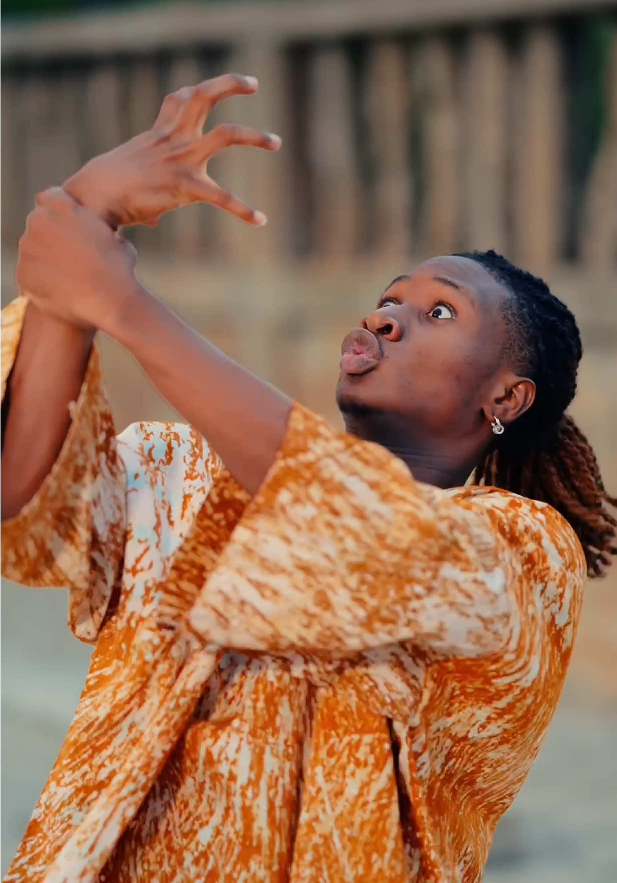 A post by @tmacrush_officiel on TikTok caption: Grrrrrr 🫵 Vous avez aimé le chapeau 😂 @LABEL RICHE OU RIEN OFFICIEL 🇧🇯 m’a envoyé la tenue 🤩😁✌️ 🎥…🎬: @@Jean N-ji🥳