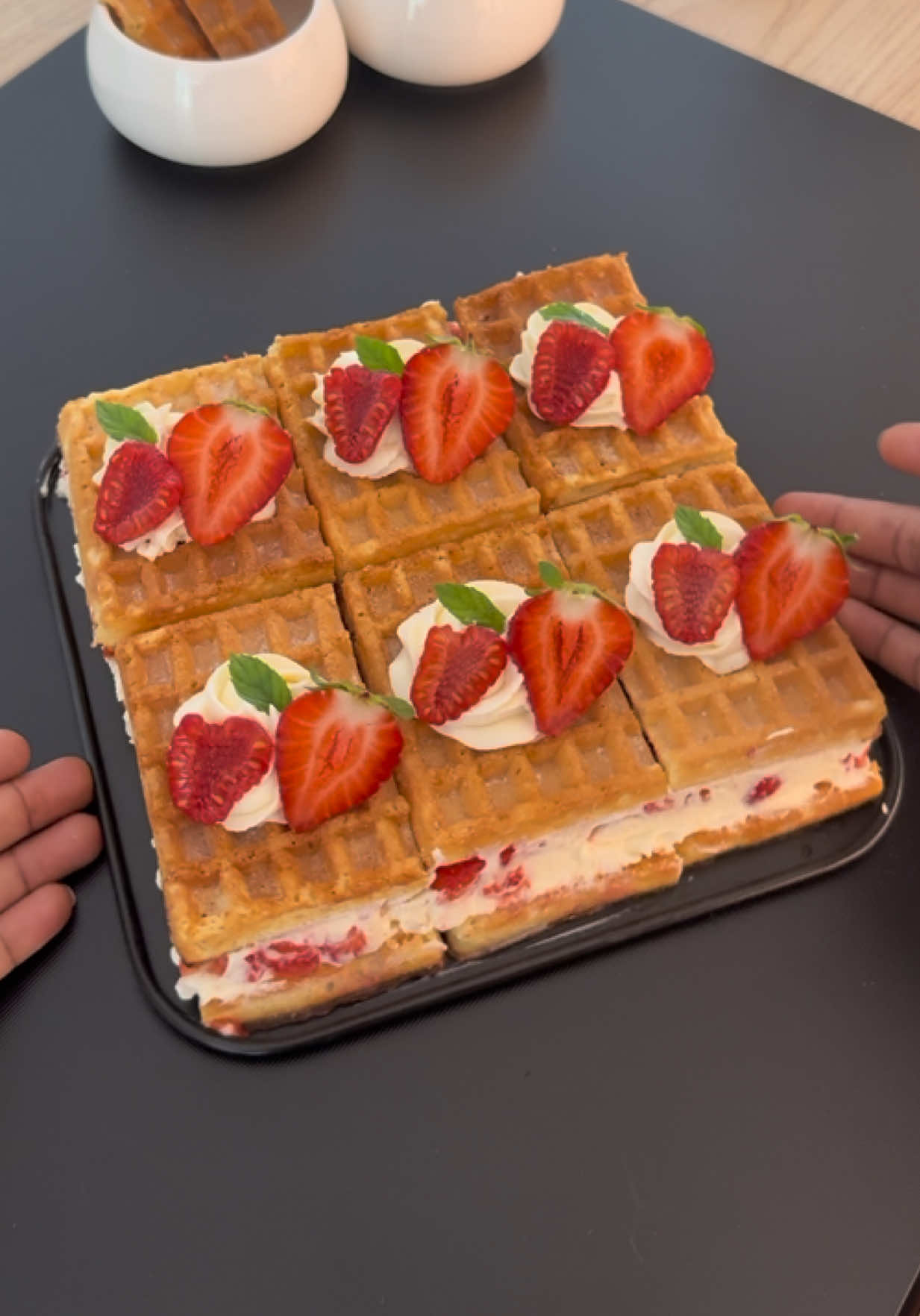 A post by @tay_liicious on TikTok caption: Gâteau de Gaufres Chantilly Fraises 🧇🍓 Ingrédients : Gaufres 🧇  200g de crème liquide entière 🥛  200g de mascarpone  55g de sucre glace  Arôme vanille  Fraises fraîches 🍓 1. Disposez des gaufres au fond du moule à charnière  2. Préparez la chantilly en fouettant de la crème liquide, de la mascarpone, du sucre glace et de l’arôme vanille  3. Pochez une belle couche de chantilly sur les gaufres à l’aide d’une poche à douille munie d’une douille cannelée 4. Coupez les fraises en morceaux puis répartissez les sur la chantilly 5. Recouvrez avec une seconde couche de gaufres pour refermer le gâteau 6. Formez des rosaces de chantilly sur le dessus, disposez des demi fraises fraîches, des framboises et ajoutez quelques feuilles de menthe et c’est prêt  #gaufres #gaufre #chantilly #fraises #gaufresfourrées #taylicious #recettefacile #ideerecette 