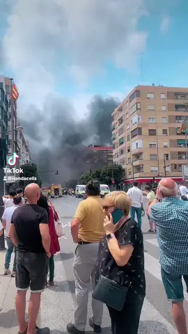 A post by @nandacelis on TikTok caption: # Incendio 🧯 sobre la Av del Puerto València 