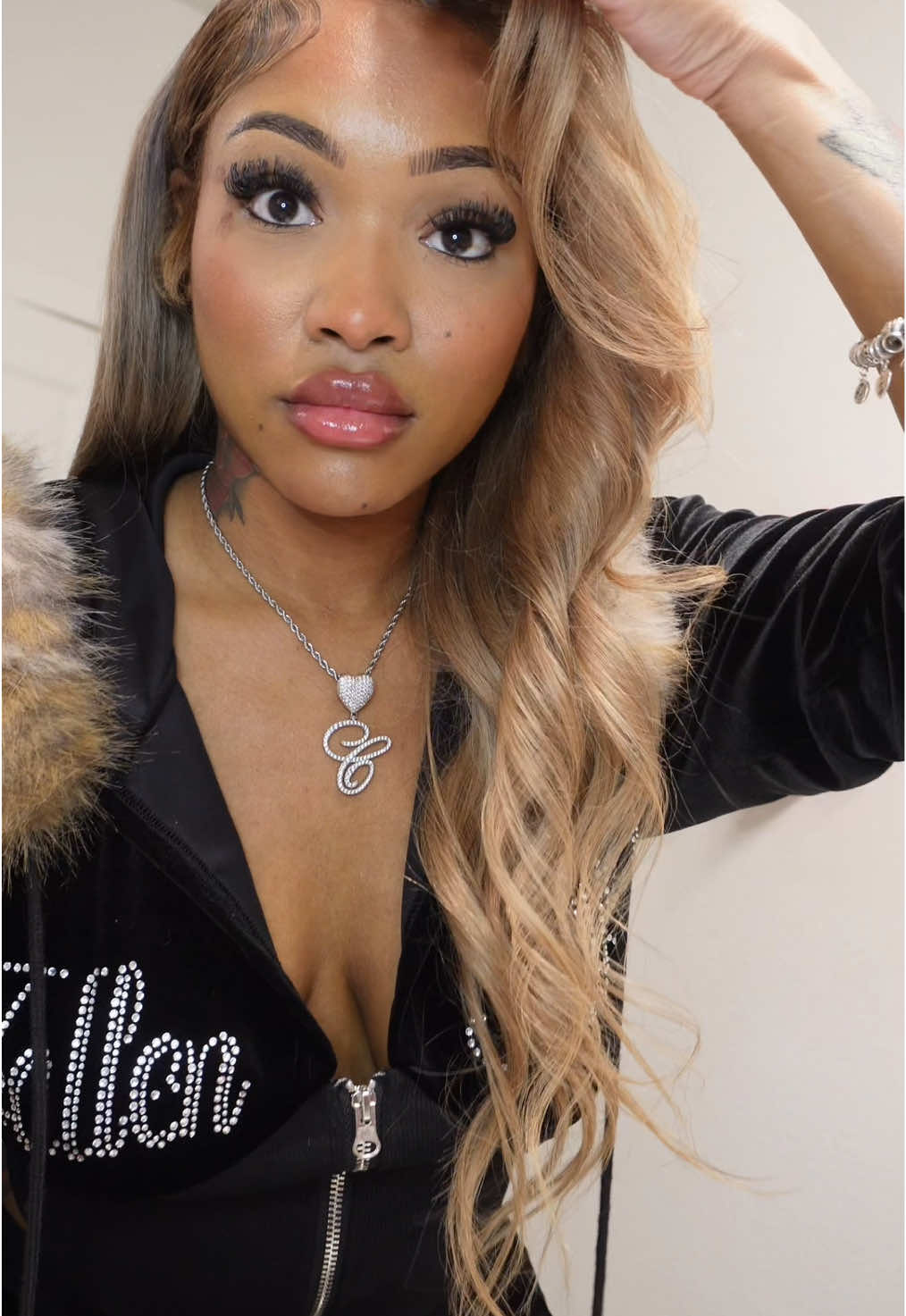 A post by @poppedbycherry on TikTok caption: @NOVUS BEAUTY US #beachcurls #beachwavercurls #beachwaver #beachcurl #wigstyling #curlingiron #curlinghair #curlinghairtutorial #blondes 