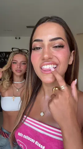 A post by @mel4nymusillo on TikTok caption: 🙂‍↕️