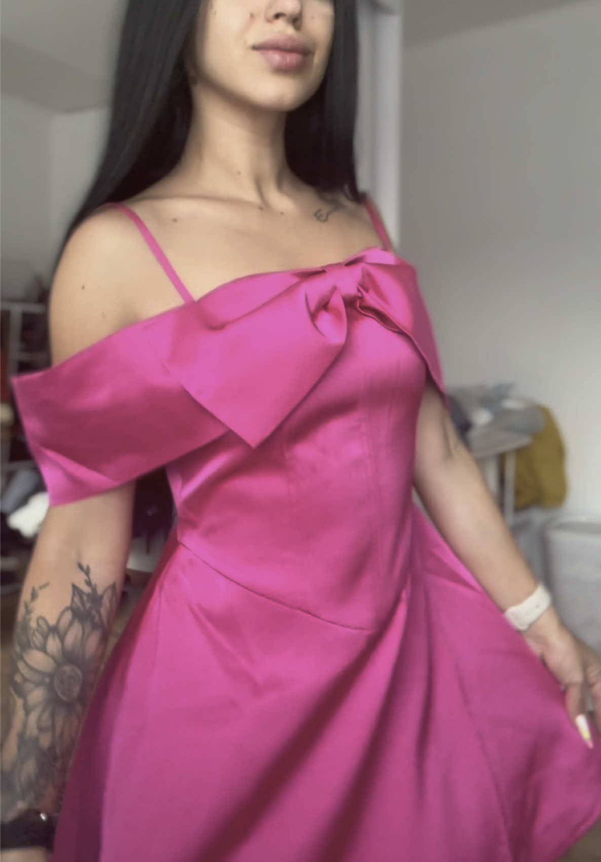 A post by @manutzuu_ on TikTok caption: Unboxing la rochia de pe @Eleonora Luxe | Rochii ocazie 💕 #fyp 