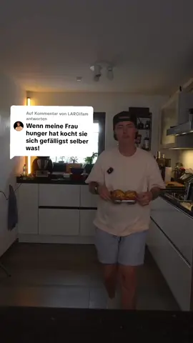A post by @nicolnic on TikTok caption: Antwort auf @LAROIfam  Zutaten:  100 g geschmolzene Butter 200g Zucker  2 Eier 200 ml Sahne (35% Fett) 125 Milch  1 P Backpulver 300g  Mehl 2 Hände Erdbeeren & 125g Schokolade  #foodtrend #rezept #dagestan #essen #muffin #erdbeeren #reaction 