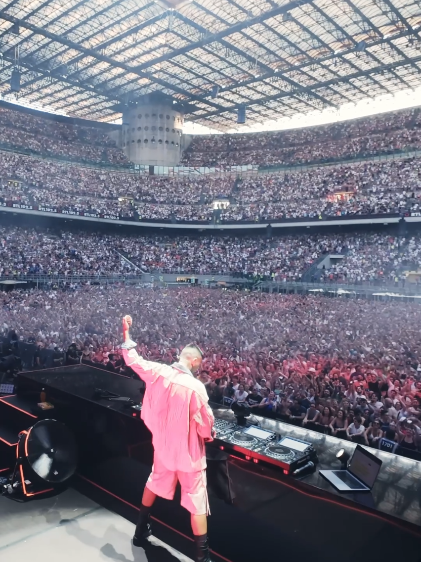 A post by @gabryponte on TikTok caption: Felicità è sentirvi cantare tutti e 56.000 a San Siro❤