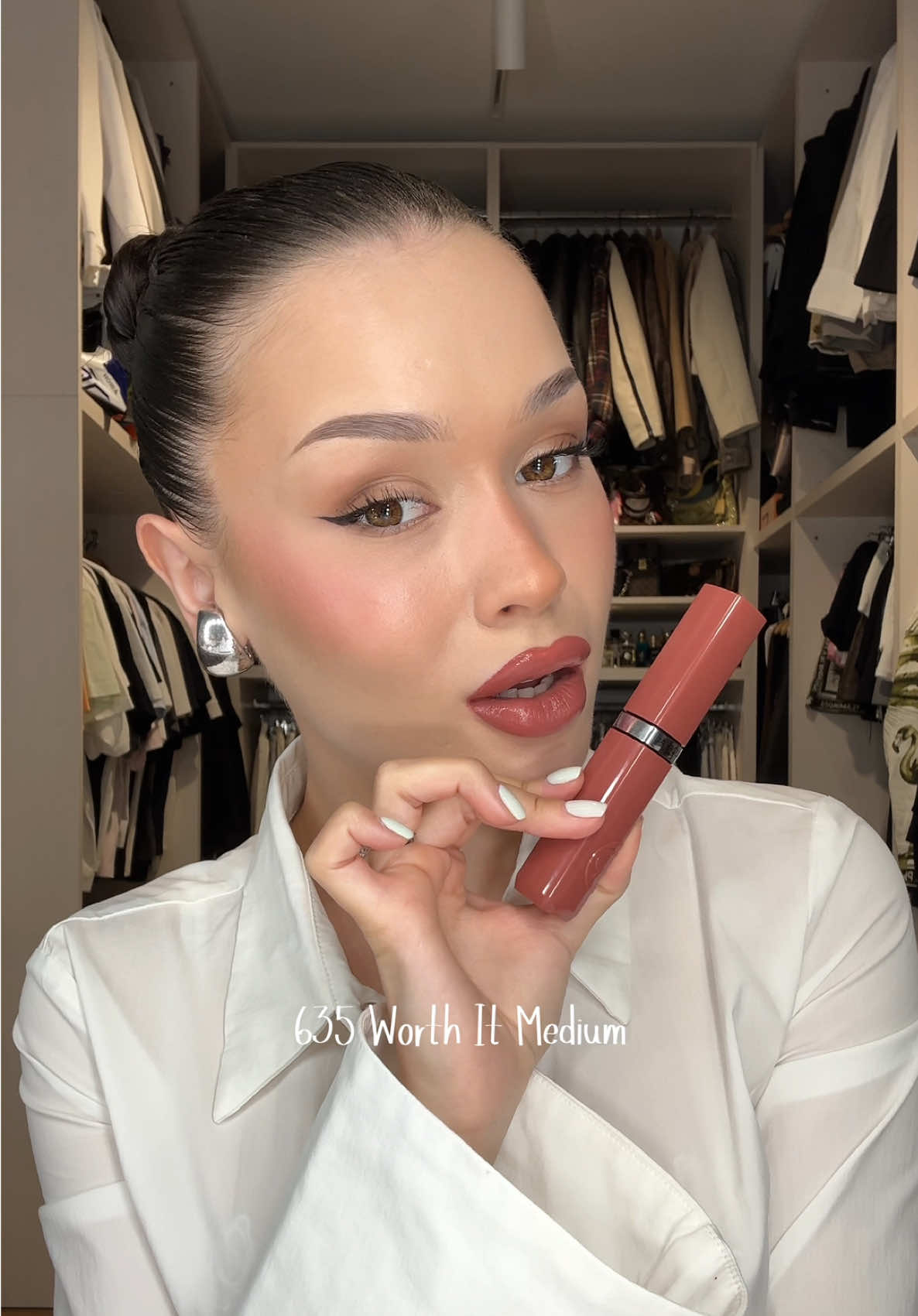 A post by @stefiolariu on TikTok caption: team glossy or matte lips? 🫦 cu produsul asta parca avem best of both worlds 🎀 stralucire & rezistentaaaaa 😮‍💨 L'Oréal Paris Infaillible Laque Resistance, l-ati incerca? 🤍 #lorealparis #makeup #paidprojectbylorealparis @L’Oréal Paris 