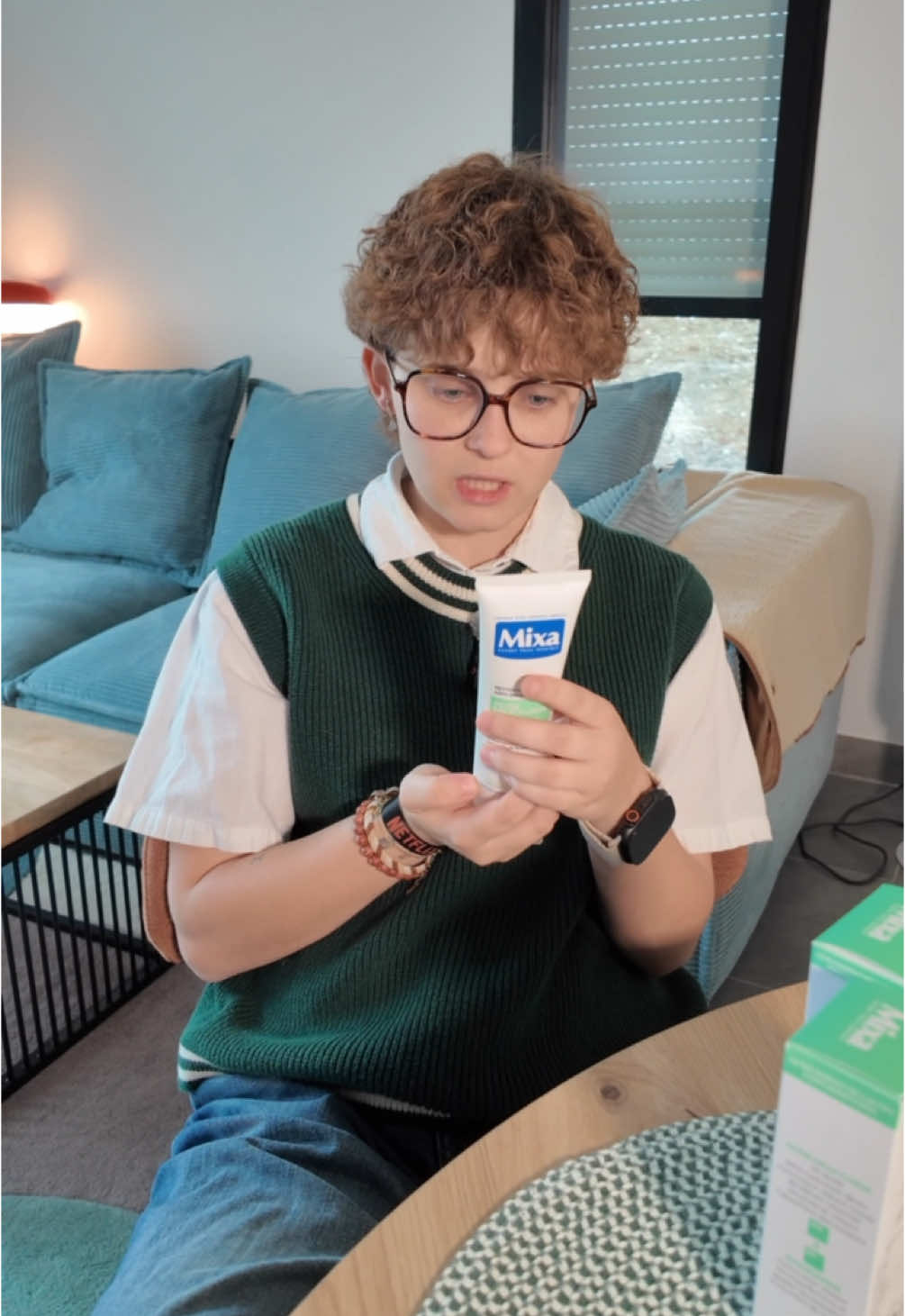 A post by @mariappymeal1 on TikTok caption: Mais quelle râleuse celle-là. Toi aussi essaie la nouvelle routine skincare @mixafr pour aller à ton date sereine 🤭 #mixa #mixafr #SkinCare #mixalab #humour #acting