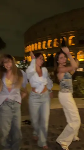A post by @giuliaabizzarri on TikTok caption: come suona la vita a Roma di notte 