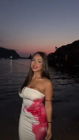 A post by @carladolss on TikTok caption: Amo esta canción y Ibiza😭