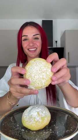 A post by @su_ice_ on TikTok caption: Lemon Cheesecake Cookies 😋 Zutaten für die Füllung: 150gr Feischkäse, 2EL Puderzucker und Vanilleextrakt. Zutaten für den Keks: 100gr weiche Butter, 100gr Zucker, etwas Zitronenabrieb, der Saft 1/2 Zitrone, 1TL Backpulver, 1Ei, Vanilleextrakt, 250gr Mehl und eine Prise Salz. Die Cookies werden bei 180 Grad Ober Unterhitze für 12-14 Minuten gebacken. #Foodtiktok #foodie #lemon #cookies #easyrecipe #simplerecipe #rezept #baking #comfortfood #cheesecake #homemadefood  #creatorsearchinsights 