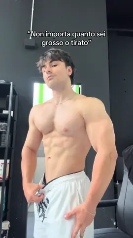 A post by @uncledannylifts on TikTok caption: Piccolo reminder, alla fine molte volte è solo un’insicurezza nella nostra testa. E mi sembrava così pure quando ero a 6% di grasso corporeo tirato da gara.