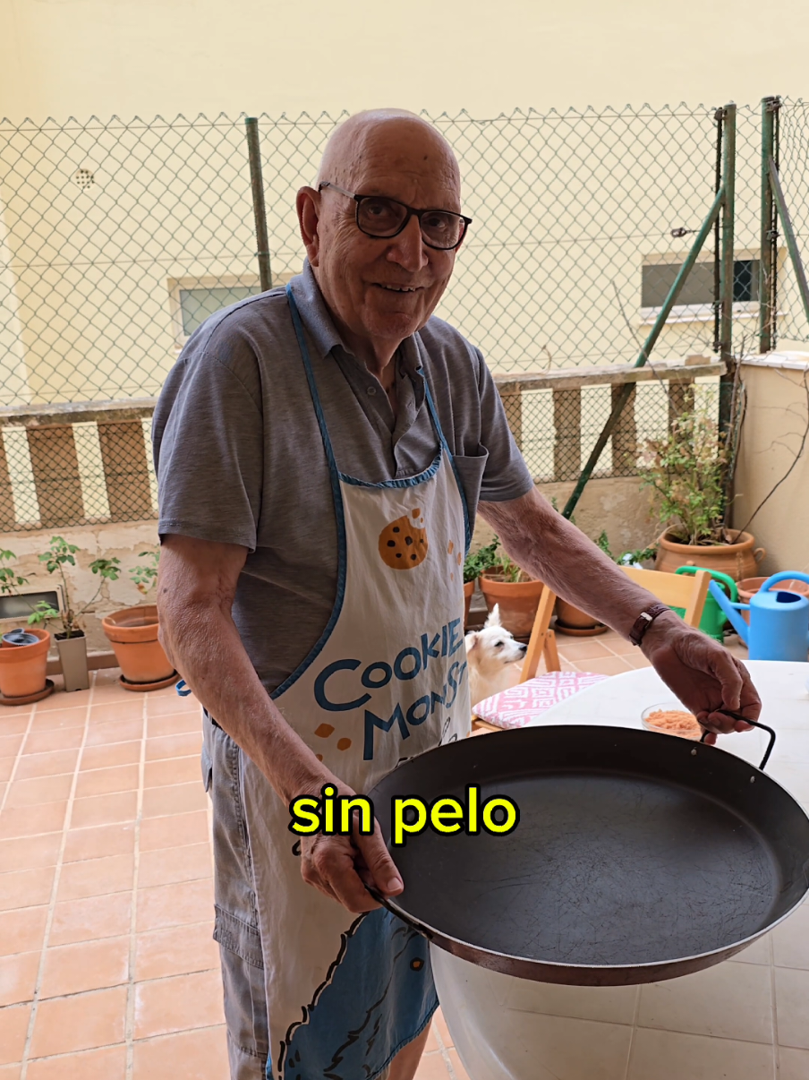 A post by @elcromass on TikTok caption: Queréis ver como mi abuelo hace la paella? (la mía es mejor) #elcromas 