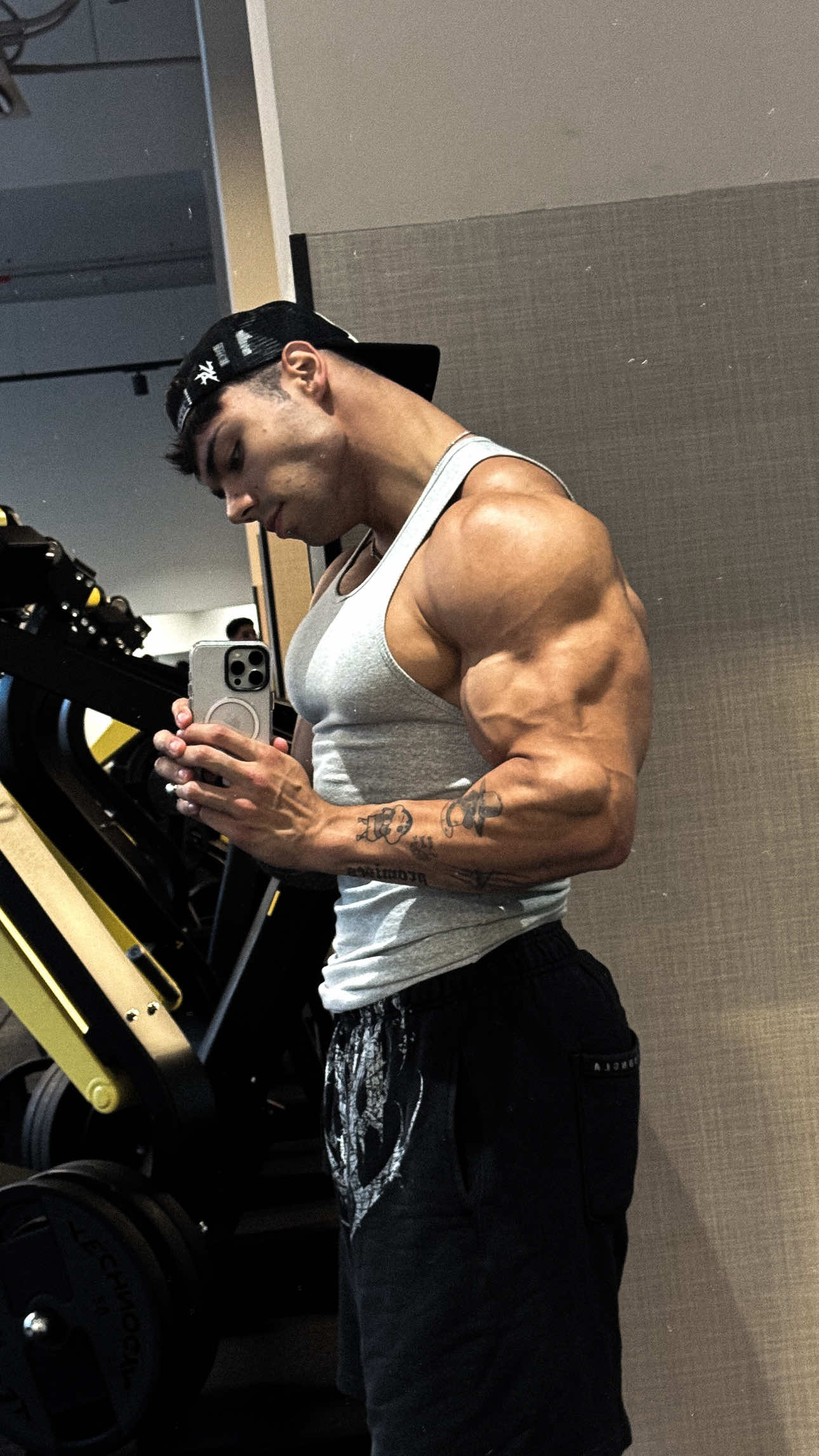 A post by @andoonig on TikTok caption: ese random… #gym #fitness 