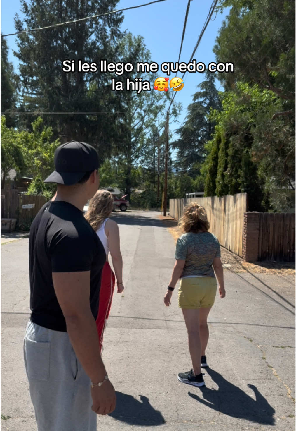 A post by @jcandsondraa on TikTok caption: Viendo si las atraparía en una persecución 🤣 #jcandsondra 