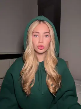 A post by @tatianakaer on TikTok caption: Me dice no t enamores 