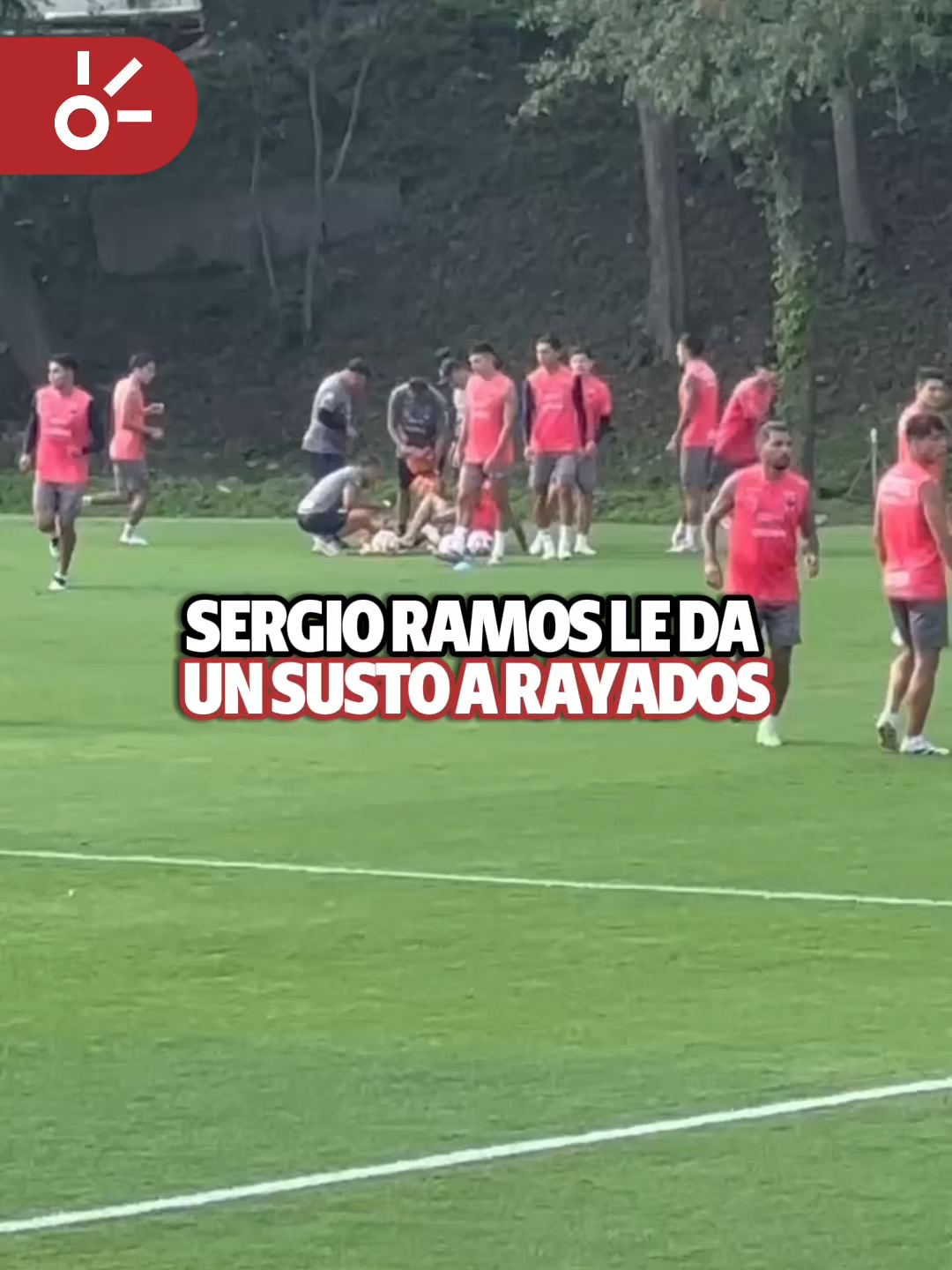 A post by @clarosports on TikTok caption: ¡SUSTO EN EL ENTRENAMIENTO DE MONTERREY!⚠️🤠 A días del inicio del Apertura 2025, Sergio Ramos encendió las alarmas en El Barrial tras resentirse del tobillo en plena práctica con Monterrey. Un momento de preocupación que se prolongó mientras el camero se quedaba en el césped y recibía asistencia médica. Afortunadamente, minutos después volvió a levantarse y continuó con normalidad. Un aviso que mantiene la atención: Rayados debuta este domingo en Hidalgo, y su defensa legendaria necesita estar al 100 % ¿Lo podremos ver en el arranque del torneo? #SergioRamos #Rayados #Apertura2025 #TiktokDeportes