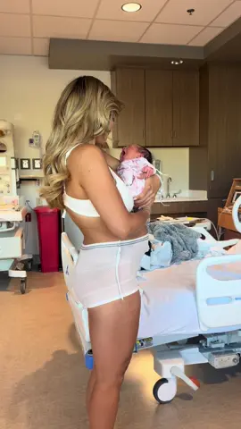 A post by @jenniferaffleckk on TikTok caption: even though she’s my third baby I’m just as in awe, as if it was my first time 🥺🤍