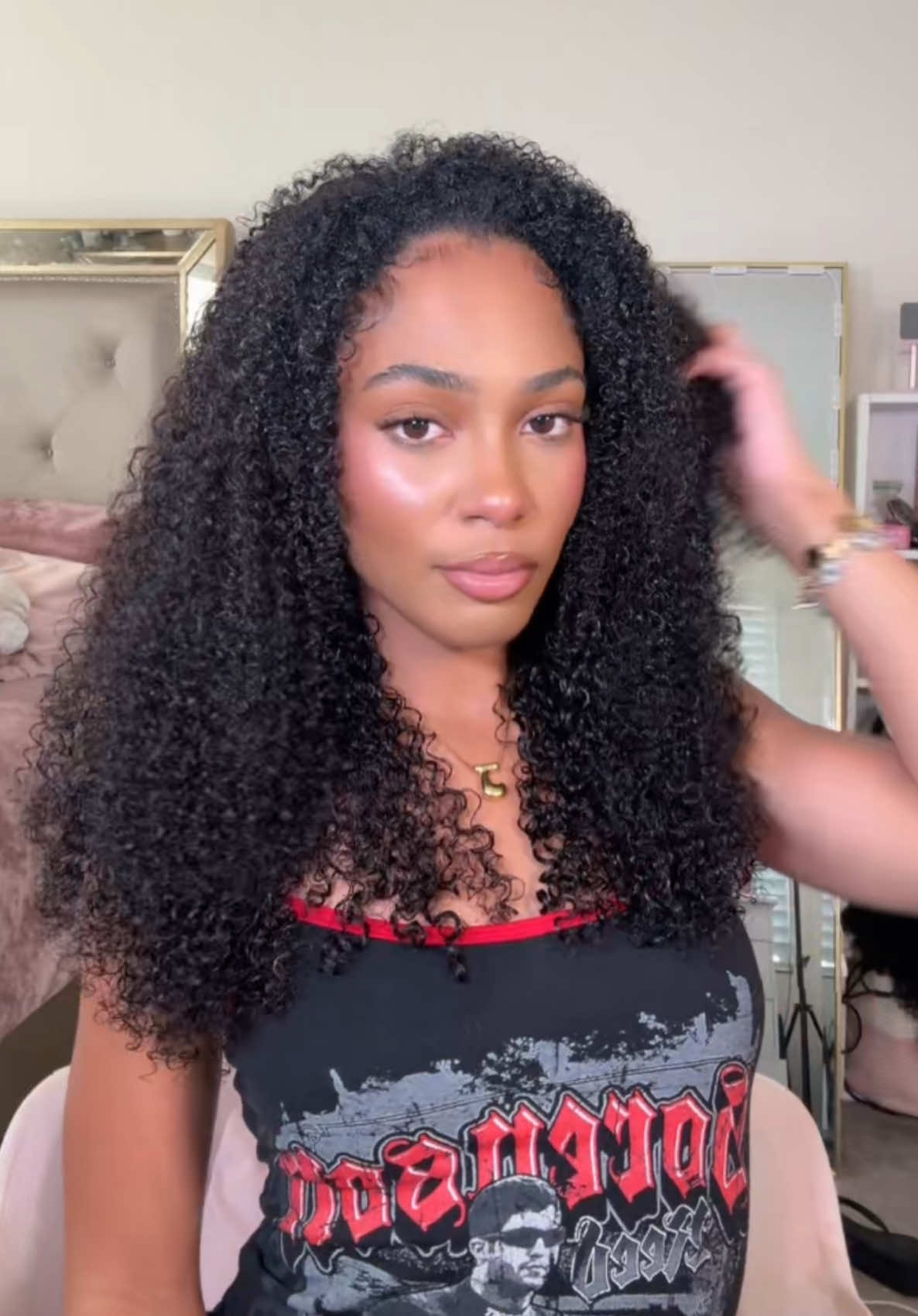 A post by @ on TikTok caption: @Midulla Hair the best half wig I’ve ever had 🤭 #wiginstall #halfwig #curlywig #wiginfluencer #wiginstalltutorial 