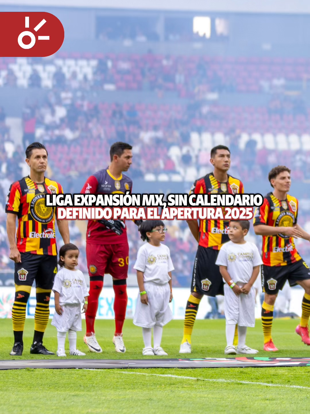 A post by @clarosports on TikTok caption: PARECE BROMA… PERO NO LO ES 🥺⚽️ En entrevista para #ClaroSportsEnW, Alberto Castellanos, presidente de la U de G, confirmó que la @LigaMXExpansion sigue sin calendario para el Apertura 2025. 😳 ¿La razón? Problemas administrativos con clubes como Irapuato, Celaya y Veracruz, lo que impide definir a los participantes y frena la venta de derechos de transmisión y la organización del torneo. 📺📆 ¡Y el arranque sigue en el aire! ⏳⚠️ #TiktokDeportes #LigaDeExpansión #FMF #PrimeraDivisión #TAS #LeonesNegros #Deportes #LigaExpansionMX