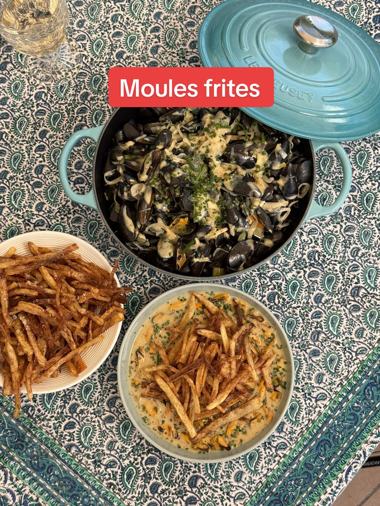 A post by @_toscanelucas on TikTok caption: Babe veut des moules frites🍟 Ingrédients : * 2 kg de moules * 1 poireau * 1/2 fenouil * 2 branches de céleri * 1 échalote * 1 oignon blanc * 1 cac de piment en poudre * 4 gousses d'ail * 2 branches de romarin * 1 bouquet de ciboulette * 1 petit pot de crème fraîche d'Isigny * Huile d'olive * Sel et poivre * 30 cl de vin blanc Recette : 1. Émince finement le poireau, le fenouil, le céleri, l'échalote, l'oignon et l'ail. Effeuille le romarin. 2. Dans une grande casserole, fais chauffer un peu d'huile d'olive à feu moyen. 3. Ajoute tous les légumes émincés, le romarin et le piment en poudre. Fais revenir pendant 5-6 minutes jusqu'à ce qu'ils soient tendres. Assaisonne avec du sel et du poivre. 4. Ajoute les moules préalablement nettoyées. 5. Mouille avec le vin blanc, couvre et fais cuire pendant 5 minutes en remuant de temps en temps. 6. Quand les moules sont ouvertes, retire-les de la cocotte et réserve-les. 7. Ajoute la crème fraîche et laisse la sauce réduire pour qu'elle devienne nappante. 8. Version Toscane : Remplis une assiette creuse de moules sans coquille, recouvre de la sauce marinière, ajoute de la ciboulette, un tour de moulin à poivre et une montagne de frites. (Tu auras des bouchées parfaites à chaque fois, c'est incroyable !) 9. Version Lucas :*Classique, mets tes moules en cocotte, sers les frites à part et recouvre tes moules de ta sauce et de ciboulette. 10. Régale-toi, c'est un banger !! 🔥