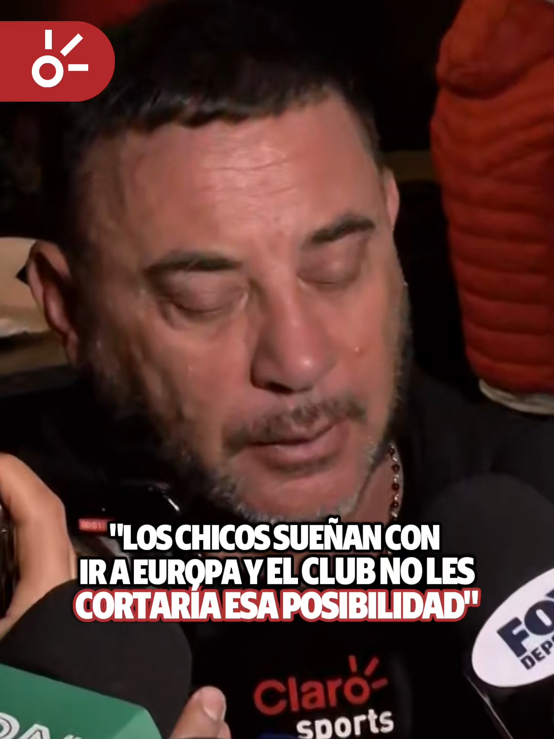 A post by @clarosports on TikTok caption: ¡LA PUERTA ESTÁ ABIERTA! ⚽️😏🌍 Durante la presentación de la nueva piel de Toluca para el #Apertura2025, Antonio Mohamed no se guardó nada. 🔥 El "Turco" reconoció que hay interés por algunos de sus jugadores, y aunque Alexis Vega y Marcel Ruiz siguen en el plantel, no descarta que puedan dar el salto a Europa. 🤝🇪🇺 ¿Se viene un adiós en Toluca? 👀 #Toluca #Apertura2025 #LigaMX #AntonioMohamed #AlexisVega #MarcelRuiz #FútbolMexicano #Fichajes #Europa #TiktokDeportes
