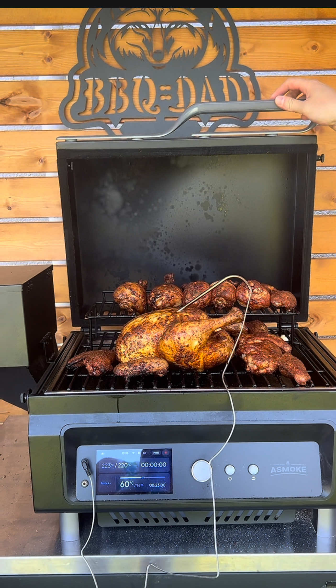 A post by @bbqdad1985 on TikTok caption: Winner Winner Chicken Dinner 🔥 Low & Slow vom Feinsten! 🔥 Ganzes Hähnchen aus dem Asmoke Essential Smoker – saftig, rauchig, perfekt gegart.  So schmeckt echtes BBQ! 🍗💨 #BBQDAD#asmokegrills #AsmokeEssential #SmokedChicken #BBQLove