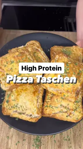 A post by @fitness.compani0n on TikTok caption: 128g Eiweiß - High Protein PIZZA TASCHEN 🍕🍞 Speicher dir das Rezept direkt ab, damit du es später nicht suchen musst 💾 Perfekt wenn du keine Wraps mehr hast ✅ Proteinreich ✅ Schnell & Einfach Zubereitet ✅ Als Meal Prep für die Arbeit ✅ 🔹Nährwerte (Pro Tasche): 246 kcal  24,6g KH 21g Eiweiß 6,5g Fett (Gesamt: 1475 kcal | 147,5g KH | 128g EW | 39g F) Wenn dir solche Rezepte gefallen, lass es mich gerne durch einen Like & Kommentar wissen 🤝🏼 🔹Zutaten (6 Taschen): - 12 Vollkorn Toast - 250g Skyr  - 150g Light Schinkenwürfel - 100ml Passierte Tomaten - 107g Light Käse - Pizza Gewürz - 1 Ei (55g) #highproteinmeals #highprotein #eiweiß #schnellesessen #muskelaufbau #fitnessrezept #wraps 
