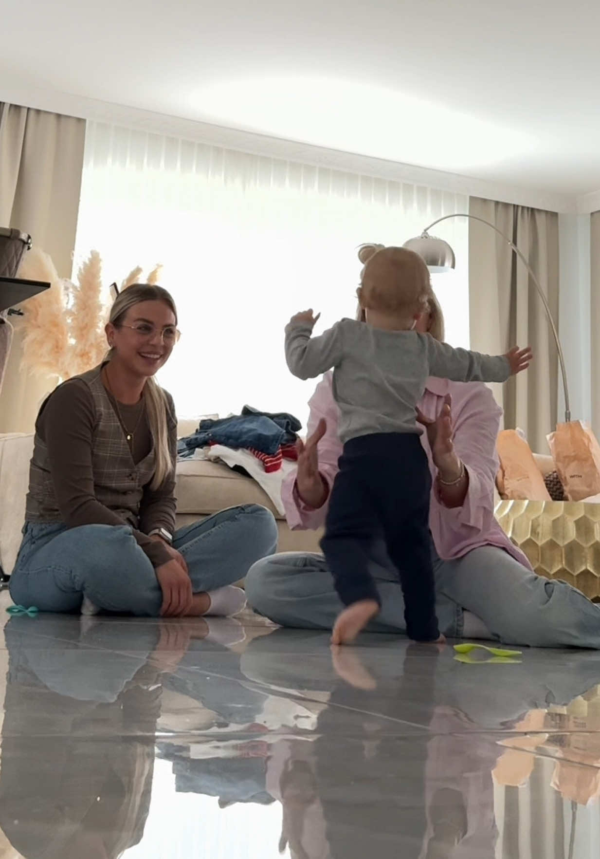 A post by @healthy_mandy on TikTok caption: .. gestern warst du noch mein BABY und heute… bist du plötzlich gelaufen. Noch wackelig, noch zögerlich – aber du bist gelaufen 🥹❤️. Ganz allein. Und mein Herz hat in diesem Moment so viel gefühlt: Stolz, Freude – und ein kleines bisschen Wehmut. Wo ist die Zeit hin? 🥺 War es nicht erst gestern, dass du das erste Mal gelächelt hast, das erste Mal „Mama“ gesagt hast? Und jetzt läufst du los – Schritt für Schritt – in eine Welt, die so groß ist, aber in der ich immer dein Zuhause sein will ❤️ 