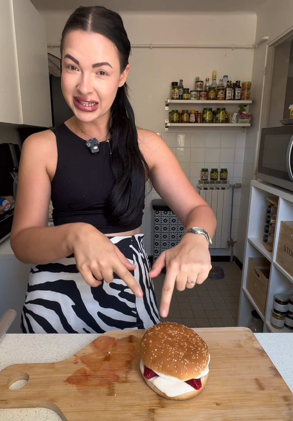 A post by @deniska....teniska on TikTok caption: Burger chantilly fraises ? 😂 Est-ce que t’as déjà goûté le Sando ? 