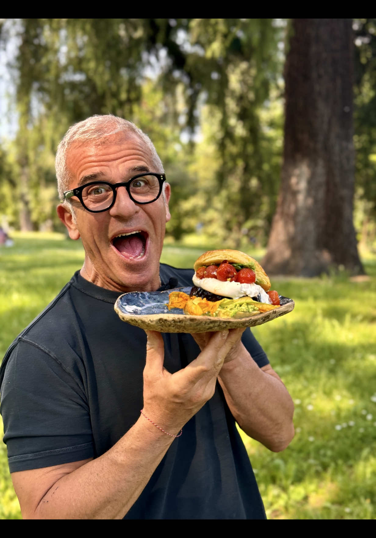 A post by @chefmaxmariola on TikTok caption: Ao, a volte basta pochissimo per gode’ davvero!!  Questo panino con melanzane grigliate, verdure di stagione, una burrata che esplode cremosa e un bun soffice che abbraccia tutto… è ‘na roba pazzesca! 🔥🧀 📍Lo potete rifare a casa, ma se volete l’originale lo trovate al mio Bistrot, in Corso Garibaldi 12 a Milano. Ma secondo voi… anche un panino può cambiarti la giornata? #chefmaxmariola #maxmariola #maxmariolacucinapervoi #thesoundoflove
