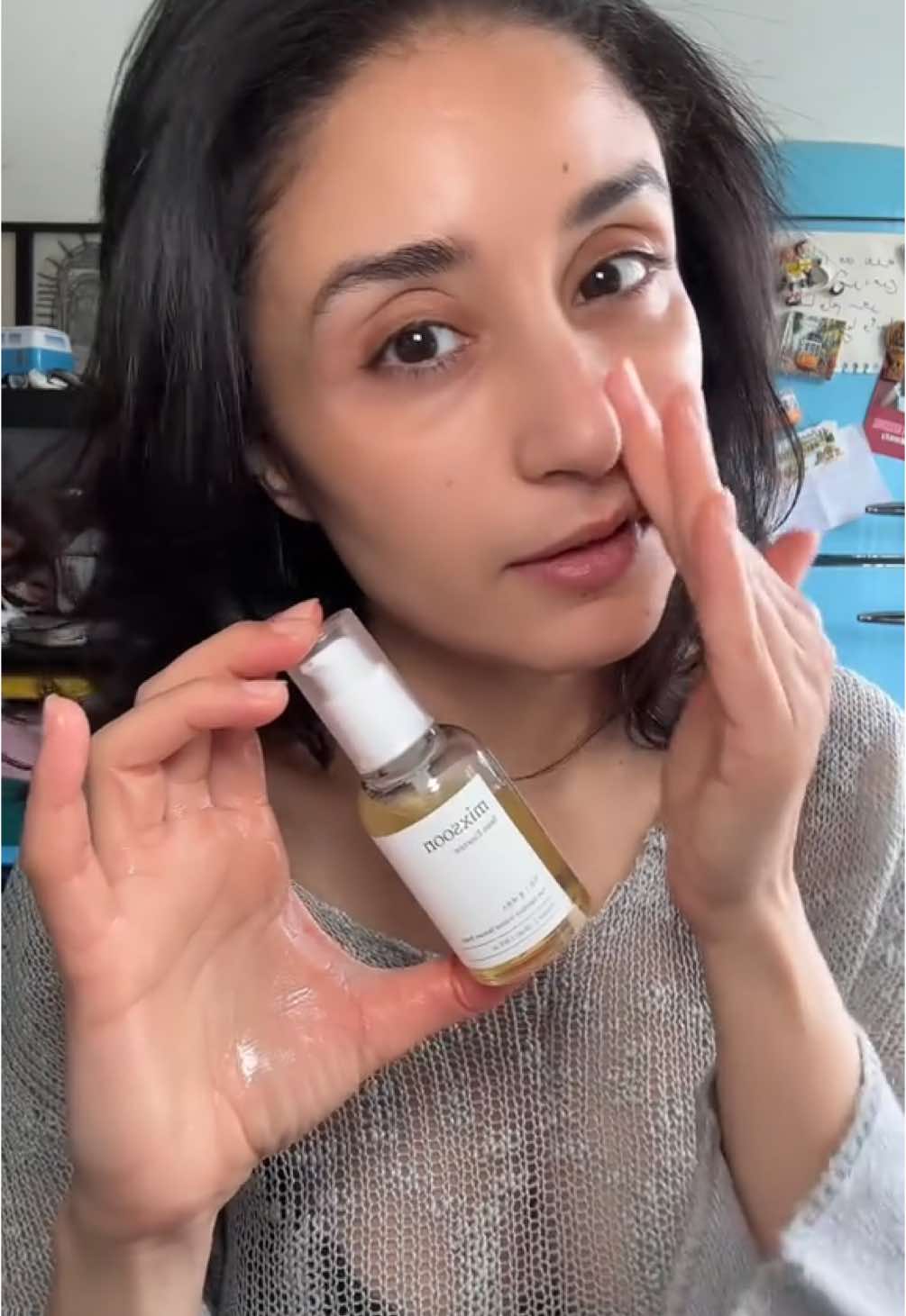 A post by @nejlaa_belh on TikTok caption: Je suis amoureuse de cet exfoliant magique Mixsoon Bean Essence @mixsoon_official @mixsoon  Disponible sur Amazon ! #mixsoon #beanessence #fermentedsoybean #koreanskincare#vegan#snailmucin#glassskin #skincareroutine #amazon