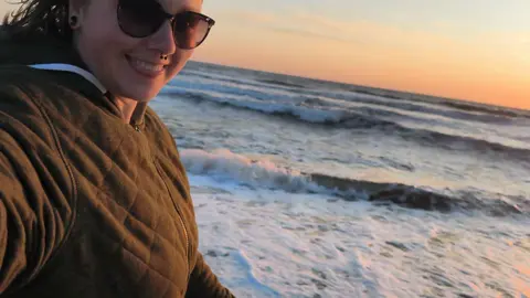 A post by @charly2106 on TikTok caption: "Manchmal braucht es nur Meer, Wind und einen Moment Stille, um sich selbst wieder ein Stück näher zu kommen." 🌊🫶🏼 Wer spürt das auch? 💭 #DreiTageAmMeer #Sehnsucht #NaturGenießen #RuhigeMomente #TikTokGermany #MeTime #SlowVibes #Herzmoment #Fernweh #StillUndSchön #Ästhetik #SoundTrend #Küstenliebe #Gedankenreise #MomenteDieBleiben #TravelVibes #ReelFeeling #SoulVibes #DeepTok #DeinMoment