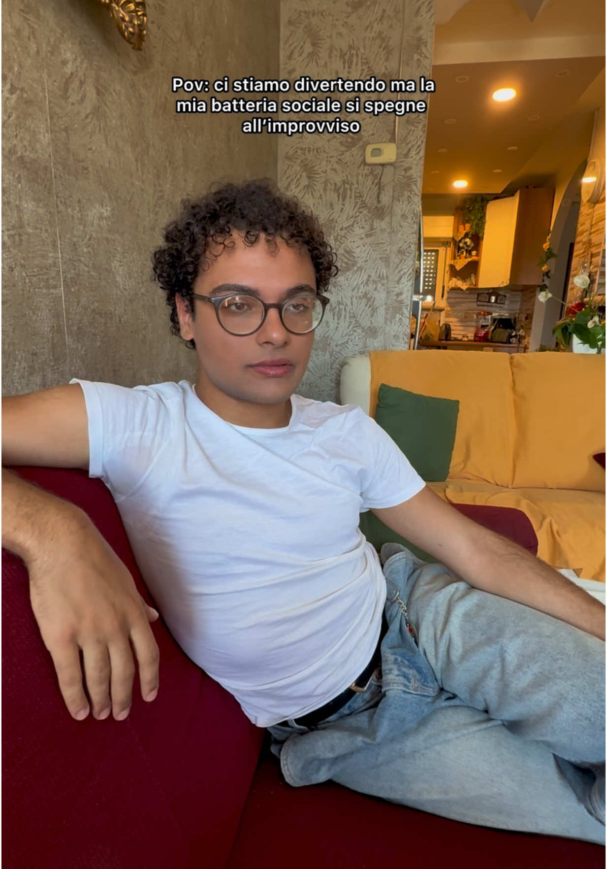 A post by @kiro_ebra on TikTok caption: La batteria sociale non si controlla 🔋🪫 #batteriasociale #ragazzi #ragazze #amici #amica #socialbattery #kiroebra 