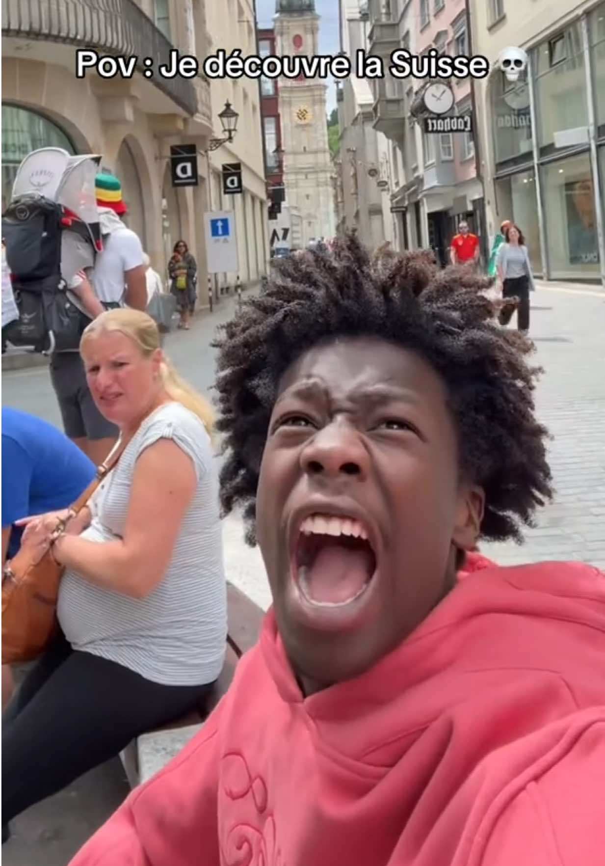 A post by @tsukuytb on TikTok caption: La ville est trop aléatoire ou c’est moi le fou ? 😭