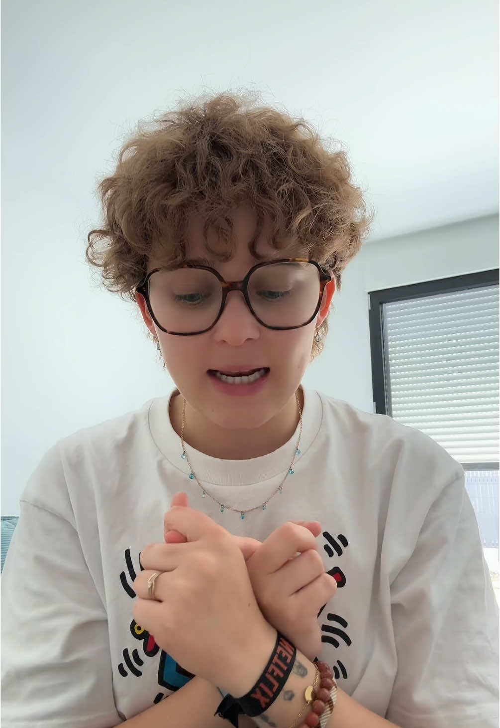 A post by @mariappymealspam on TikTok caption: aidez moi je dis quoi au coiffeur de la colo ????? 