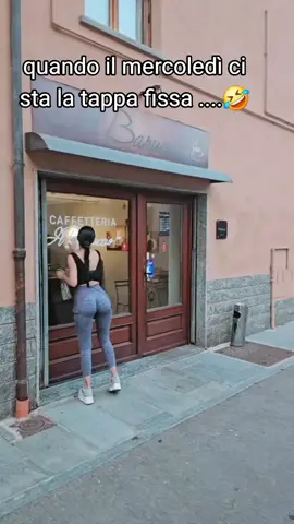 A post by @elutza89 on TikTok caption: #baristaditiktok #barista il mercoledì si puliscono le vetrine del BARUCCIO 🤣🤣