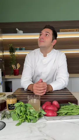 A post by @sebastian_fitarau on TikTok caption: Oggi, ispirato da @unzestepourdeux, celebro il gemellaggio tra Milano e Lione con un piatto che parla entrambe le lingue — grazie a un ingrediente che unisce tradizioni e sapori: Senape di Digione all’Antica @Mailleitalia Dal primo gesto alla salsa finale, è lei a guidare ogni passaggio. Decisa, elegante, inconfondibile: dà carattere alla marinatura, intensità alla salsa, equilibrio all’intero piatto. Questa è la mia versione, quale sarebbe la tua? Petto di Pollo Marinato alla Senape con Insalata di Patate e Fagioli Ingredienti - Per il pollo:   - 2 petti di pollo bio   - 2 cucchiai di senape in grani   - Mezzo succo di limone   - 1 cucchiaio di miele al timo   - Olio extra vergine di oliva q.b.   - Sale q.b.   - Pepe q.b. - Per l'insalata:   - 300g di patate   - 300g di fagioli (freschi o in scatola)   - 80g di basilico   - 5g di pinoli   - 10ml di olio extra vergine di oliva   - Sale q.b. - Per la salsa:   - 400ml di brodo di pollo   - 200g di panna acida   - 1 cucchiaio di senape in grani   - 1 cucchiaio di miele al timo . . . #Maille #MailleDuetDishes #adv 