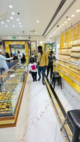 A post by @hommefinisacko on TikTok caption: De l’or pour mon bb @hawafofana085  à Dubaï ❤️✅