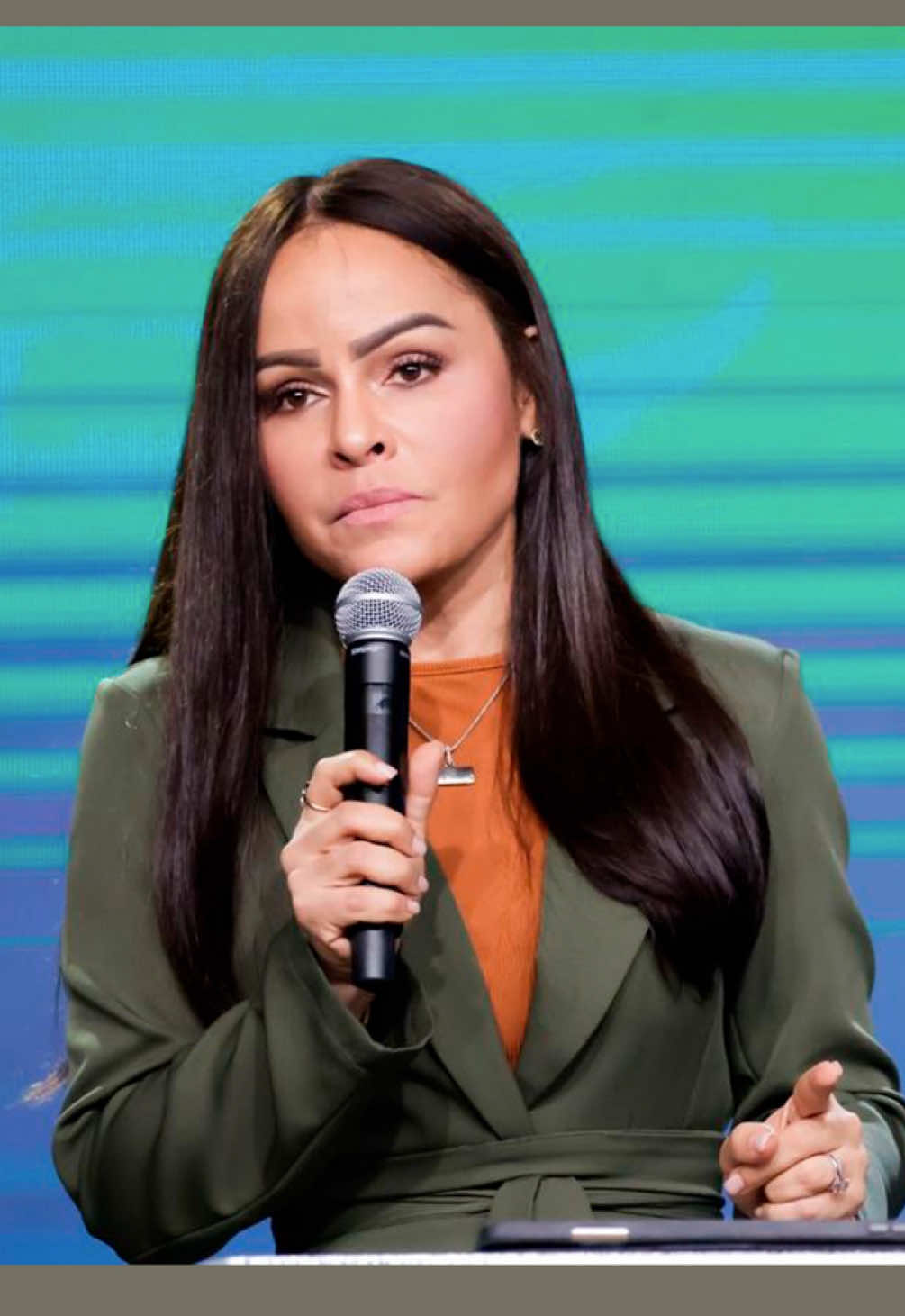 A post by @yeseniathenoficial on TikTok caption: NO LE RESPONDAS!! #yeseniathen #dios #pa