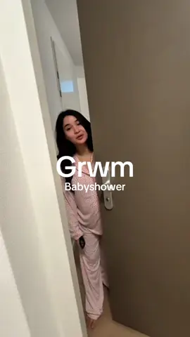 A post by @ on TikTok caption: Grwm voor eindelijk mijn babyshower #makeup #skincare #haircare @L’Oréal Paris ad