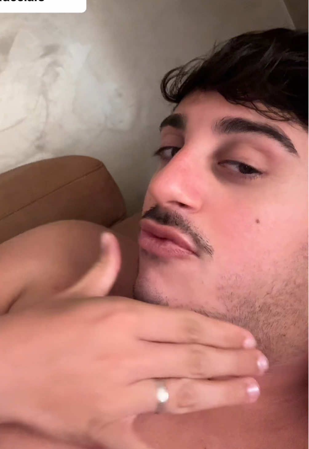A post by @carmine.guadagno on TikTok caption: Risposta a @user1199537026716 imparate comunque ad essere più delicati, e guardate il vostro aspetto amandovi, e se volete cambiare qualcosa fatelo solo perché siete voi a volerlo, non per queste cose velenose che vi possono dire. 💪🏻