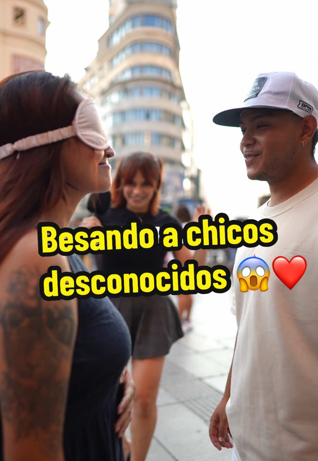 A post by @carolinacazadora3 on TikTok caption: Besando a chicos desconocidos 😱❤️