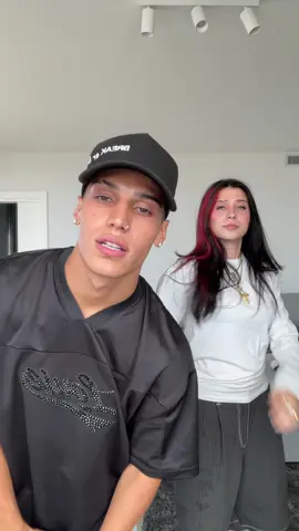 A post by @mllanoss_ on TikTok caption: báilalo @Jesica 🐊 