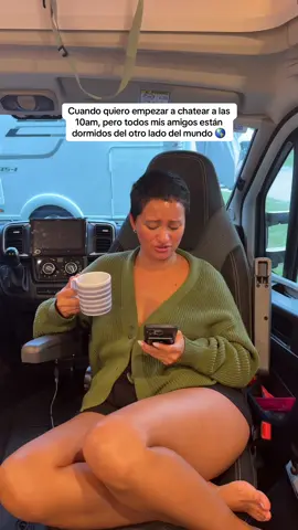A post by @luz.carreiro on TikTok caption: LEE EL CAPTION 👇🏼👇🏼👇🏼 En estos últimos viajes recibo muchos comentarios sobre que les gustaría mi estilo de vida….  Fuera del jijiji jajaja… está es una situación a la que te puedes enfrentar una vez que decides ser viajero…. La gente eventualmente si deja de extrañarte, eventualmente si dejan de esperar que estés en sus cumpleaños, si dejan de esperar que estés en navidad… la vida continúa para ti como para ellos. Y es un sentimiento agridulce. Cuando regresas existe un desbalance entre que todo sigue igual y a su vez todo en ti es diferente. Aprendes con quienes puedes contar tus experiencias y con quienes te enfocas en sus experiencias… Escoges más a detalle a la gente que vale la pena pasar el poco tiempo que estés de regreso y te enfocas en hacer ese poco tiempo de mucha calidad.  La buena noticia es que tanto para ellos como para ti, con el tiempo, la dinámica se vuelve familiar. Pero no te voy a negar que al inicio de este estilo de vida (hace ya 14 años) fue de las triste… saber que yo no siempre estaría y aceptar que no siempre iba a ser extrañada. 