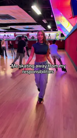 A post by @binnnaaa22 on TikTok caption: Easy thing to do🤭😂  #skate #rollerskating #rollerrink #rollerskate #skater #skatergirl #skatelife 