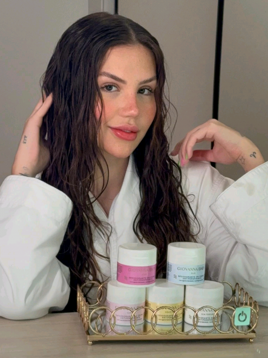 A post by @vivi on TikTok caption: Quem me acompanha por aqui sabe que meu dia é super corrido, né? Meu segredo pra ficar sempre protegida é o desodorante em creme da @Giovanna Baby ! ❤️ Além de durar 72h, ele não mancha, não deixa resíduos e é super hidratante, eu amo!  #DeGiopraGio #GiovannaBaby #gb72h #amogb #Publicidade