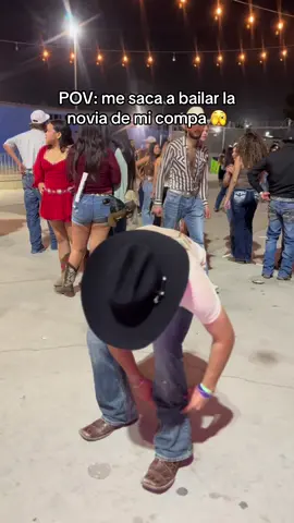 A post by @uzielgonzalezz on TikTok caption: Miren hasta el final y perdón amiga 😭🤣🙏🏼 #fyp #foryoupage ##uzielgonzalez #cali #viral #banda #norteño #eluziel #paratii #paratí #couple #bailando #baile #bailes #jaripeo #jari #compa #picorivera #picoriverasportsarena #caida #funny 