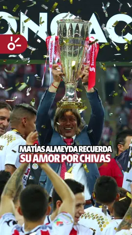 A post by @clarosports on TikTok caption: UNA VEZ CHIVAHERMANO, SIEMPRE CHIVAHERMANO 🗣️🐐❤️ Matías Almeyda no ocultó su cariño: en su presentación con el Sevilla, recordó con orgullo su paso por las Chivas, destacando los títulos, la presión de entrenar a puros mexicanos y la conexión con una institución que marcó su carrera Con humildad y nostalgia, el ‘Pelado’ habló de los 40 millones de aficionados rojiblancos que lo acompañaron, el legado ganado y el orgullo de su etapa en Guadalajara. Ahora vuelve a Europa, pero deja claro que siempre será parte del Rebaño. #Almeyda #Chivas #Sevilla #FútbolInternacional #ClaroSports
