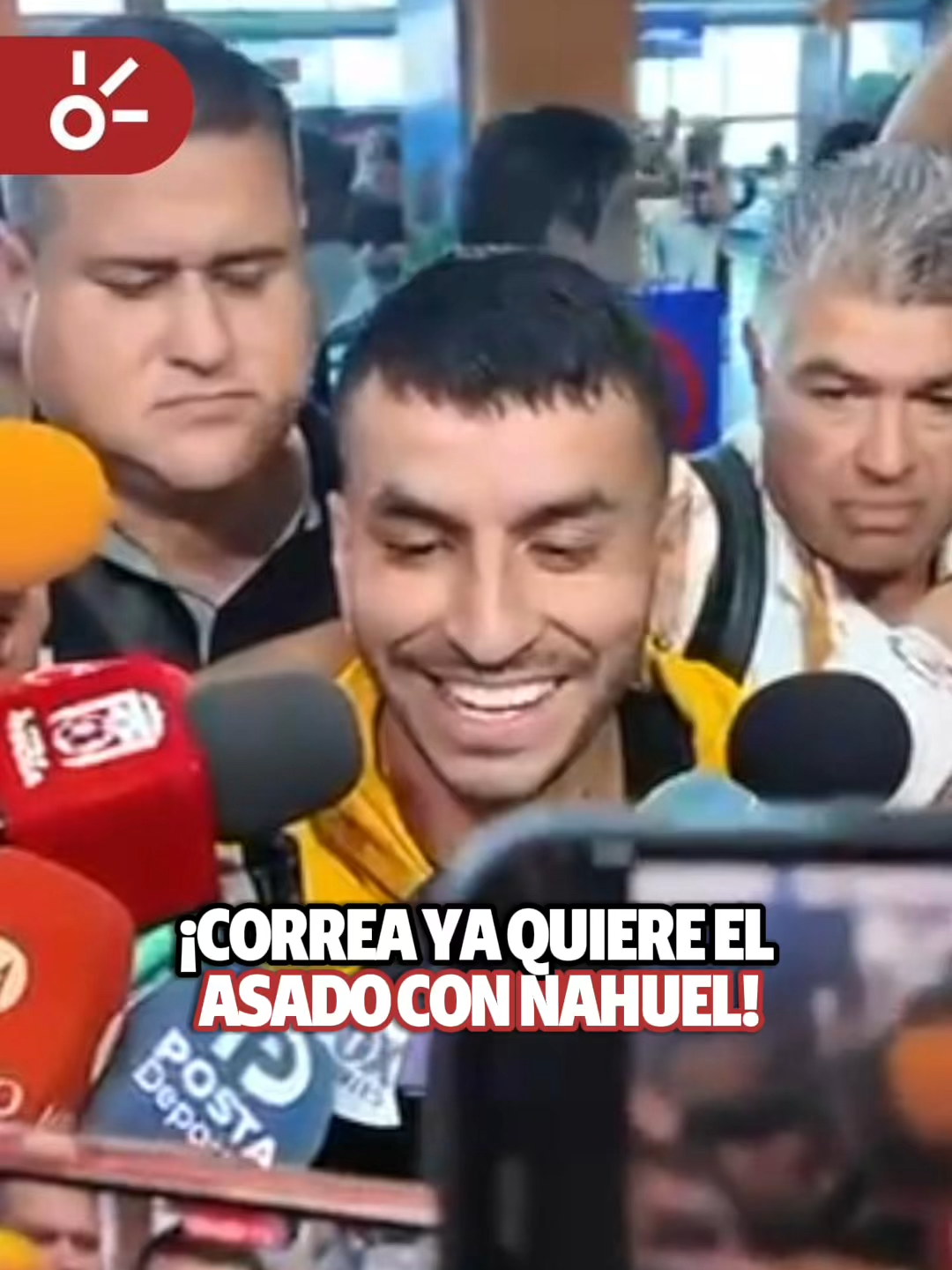 A post by @clarosports on TikTok caption: ¡SE PERDIÓ EL ASADO! ❌⚽😅 A Ángel Correa ya lo esperan con ansias en las instalaciones universitarias, tanto aficionados como jugadores mandándole videos del asado que ya se perdió 😮‍💨 #Futbol #AngelCorrea #Tigres #NahuelGuzman #Asado #MasClaroQueNunca